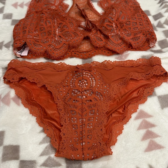 NWTs matching VS lingerie set bra panty size XS - Picture 3 of 6